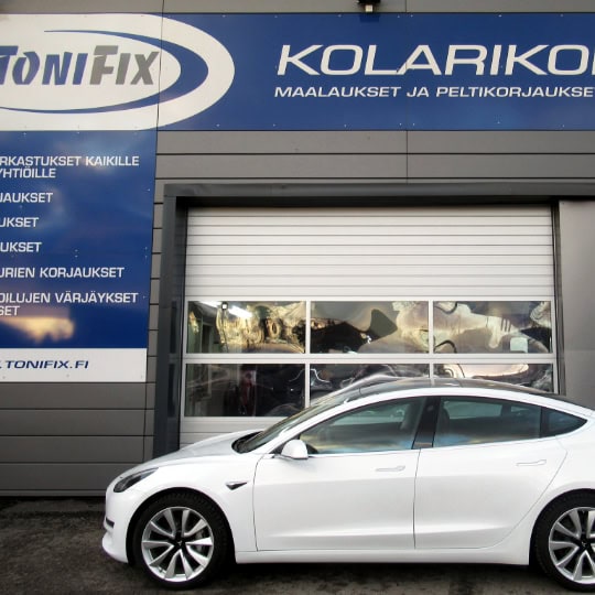 Tesla 3 – Vasemman kyljen pysäköintivahinko